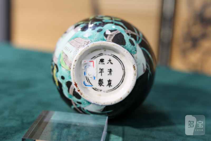 清代  墨地素三彩雉鸡牡丹纹玉壶春瓶 - 图2